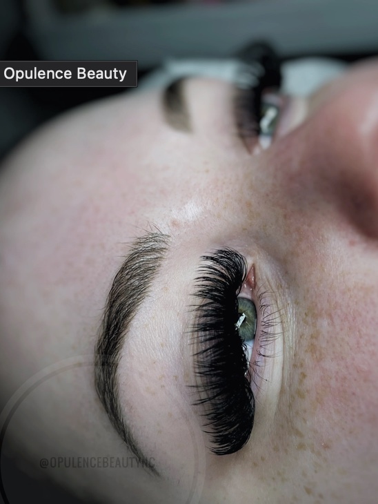 Soft glam lash set, eye closed